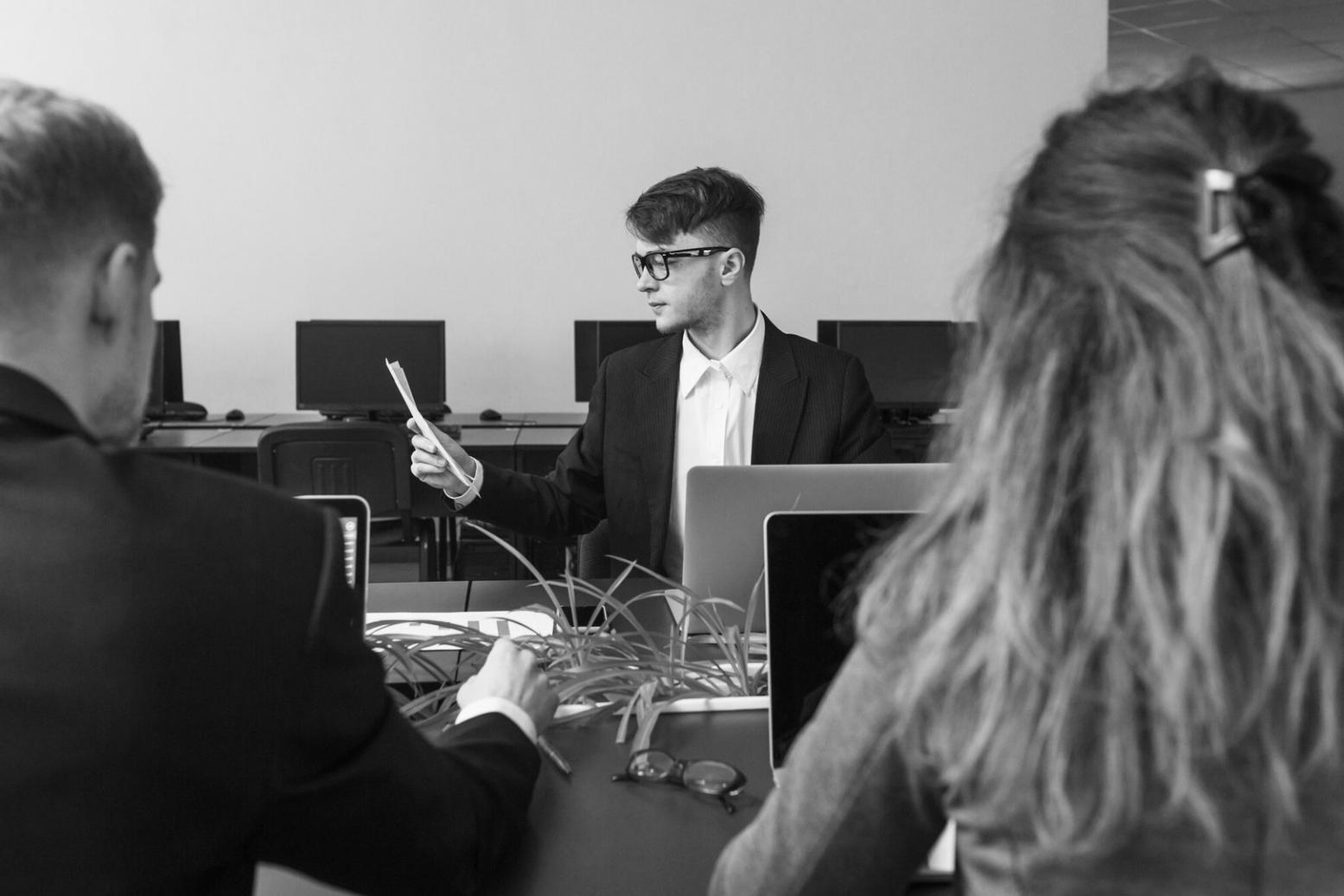 Persona revisando finanzas en computadora portátil