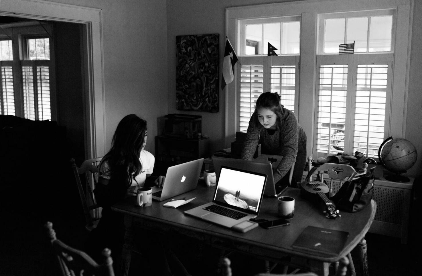 Persona organizando finanzas personales con documentos y calculadora